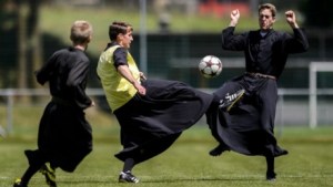 pretres-soutane-football_m460